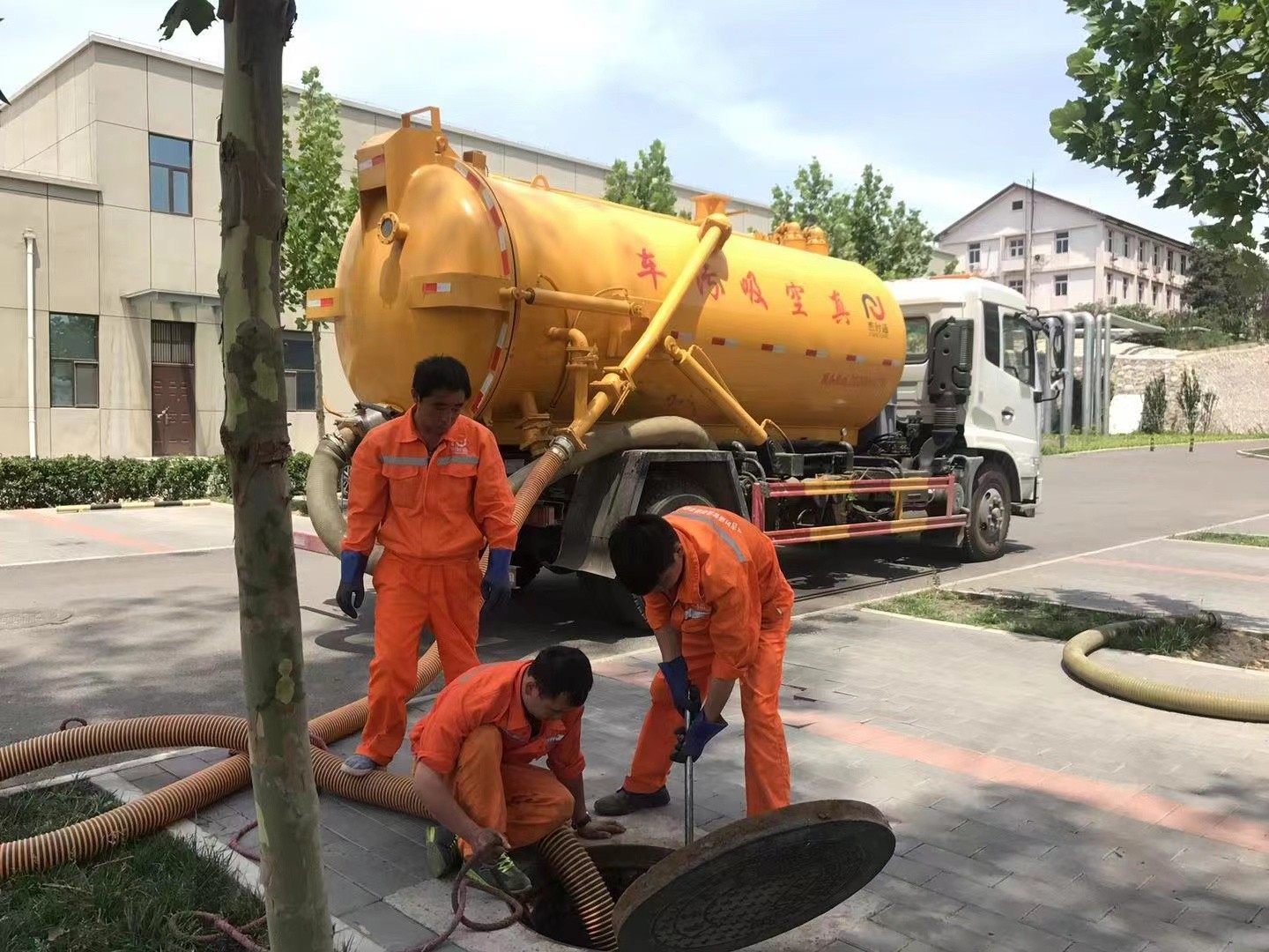 河口管道疏通车停在窨井附近