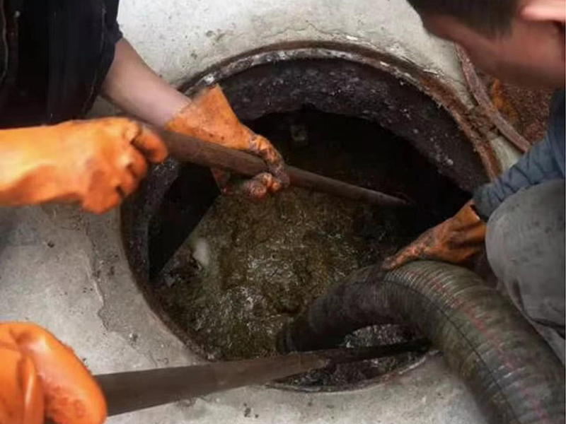 河口清理化粪池时如何避免沼气的危害?